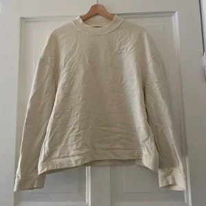 Ljusgul collegetröja COS - Ljusgul collegetröja (färgen återges tyvärr inte så bra på bild) från COS.