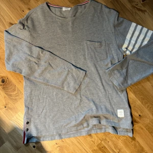 Thome Browne 4bars longsleeve Tee - Klassisk thom browne 4 bar tee. Ok skick. Storlek 3, typ M. PM för mer bilder 