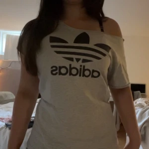 Adidas tröja  - Gammal adidas tröja som är uppklippt vid axlarna. 