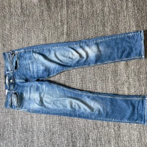 Replay jeans - Säljer nu ett par Replay Rocco jeans i storlek 32/32. Riktigt snygga byxor som är i bra skick. Hör av er vid frågor eller funderingar! 
