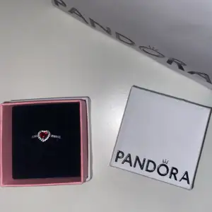 Fick denna Pandora ringen i slutet av april fast den är lite för stor för mig.💗 Den är typ helt ny och har använt den väldigt få gånger 💗