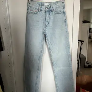Ett på low straight jeans från Gina Tricot 🥰 inte använda så mycket då de är för små för mig! Storlek 32 🩷