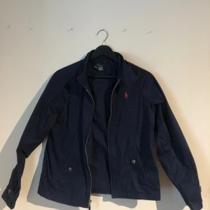 Ralph lauren jacka stl XS - Asfet marinblå raffe jacka i storlek S. Bra skick som fan ungefär 9/10 och inga defekter etc. Priset är inte hugget i sten. Skicka dm vid frågor eller funderingar !