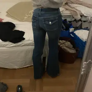 Super snygga jeans i 34! Med detaljer på fickorna! Aldrig använt 