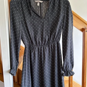 Prickig klänning - Prickig siden-liknande klänning från H &M. Storlek 36!