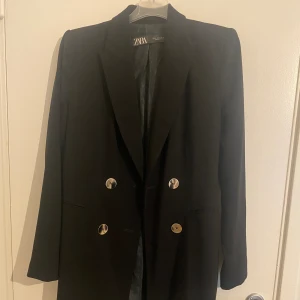 Blazer - Fin svart blazer med guldknappar i storlek small