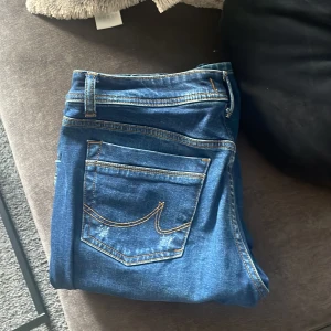 Ltb jeans  - Ltb jeans så snygga. Mörk blåare färg har även små hål vilken gör jeansen så snygga. Dom var lite för stora för mig. Skriv vid intresse för jag glömde vilken storlek det var på dom så kollar upp det om ni skriver privat. Inte använda alls(för stora).