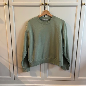 Grön sweatshirt Weekday - Grön sweatshirt från Weekday. Använder inte längre. Strl XS.
