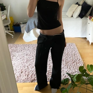 Zara kostymbyxor - Svarta kostymbyxor, jättesköna i bra skick. Midjemått 40 cm, innerbenslängd 77 cm
