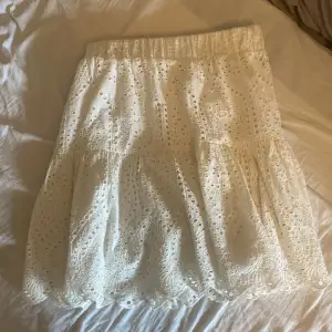Fin kjol bara använd 2 gånger priset kan diskuteras köptes för 400 säljer för 100💕