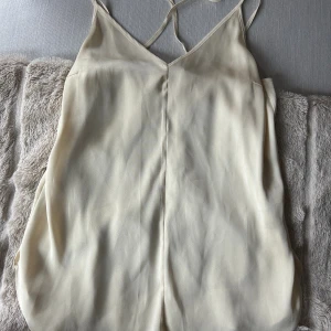 Satin topp - Sommar topp i färg offwhite