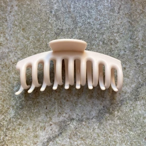 Stor hårklämma - snygg beige hårklämma