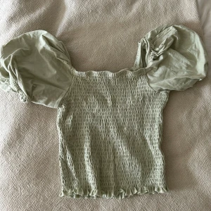 Grön topp  - Fin grön bomulls topp med ballongärmar från Gina tricot! 💚 storlek M