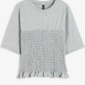 Smockad hm tröja - Grå smockad hm tröja som är helt slutsåld överallt och nästan inte går att få tag på, aldrig andvänt och bilderna är lånade (sista är min)💞 lappen är kvar