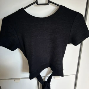 Topp med öppen rygg - Svart topp med öppen rygg där man knyter banden i ryggen