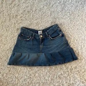 Super fin jeans kjol med volang som säljs då jag inte använder den💕 mycket bra skick och mjukt material💕