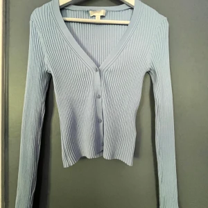 Blå kofta - En helt oanvänd fin kofta. Stl. Xs. Från H&M, köpt för 150kr säljer för 35kr (pris kan diskuteras). För fler bilder och frågor kontakta mig privat. Kolla gärna mina andra annonser ❤️