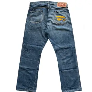Väldigt rare bape jeans, vintage från nigo eran av bape. Storlek W34 L30. Bra skick inga flaws, Självklart äkta med bevis. Längd 101 cm, Bredd 87cm.  Skriv vid frågor:)