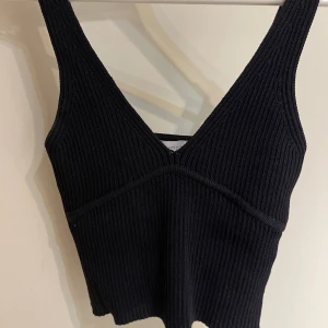 Zara Topp - Sååå fin topp från Zara i sjukt bra kvalitet och i jättebra skick 🖤 Storlek S