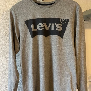 Långärmad T-shirt  - Långärmad T-shirt märke Levis. Fint dkick stl xs ca 16 år