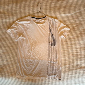 Nike Dri-FIT t-shirt - Vit/svart Nike T-shirt med tryck. I gott skick. Storlek M.