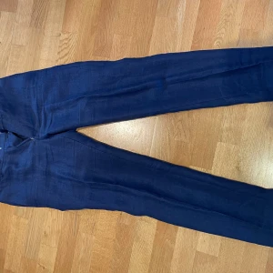 Oscar Jacobson Linnebyxor - Blåa Oscar Jacobson linnebyxor. Helt nyskick aldrig använda! Riktigt svala och sköna till sommaren. Fungerar utmärkt till kavaj och skjorta.