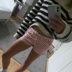Rosa och vita jeansshorts  - Jättesnygga lågmidjade jeansshorts som man knyter med ett band. Säljer då de inte kommer till användning 💕