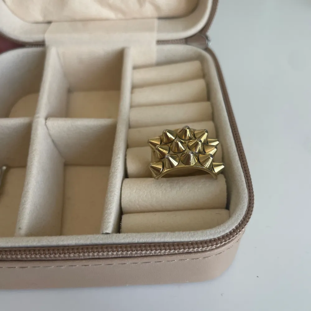 Jag säljer min guldiga Edblad ring pågrund av att den inte kommer till användning. Det har lossnat lite färg på baksidan men det är inget man tänker på. Jag säljer en i 18,5 också. Pris går att diskuteras💗. Accessoarer.