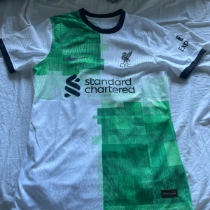 Liverpool tröja - Harvey Elliot - Mycket fin tröja med Harvey Elliot på ryggen, aldrig använd och därför mycket fint skick. 