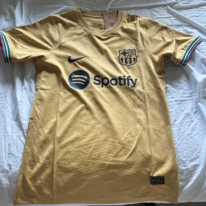 Barcelona tröja  - En mycket fin tröja som aldrig är använd. 