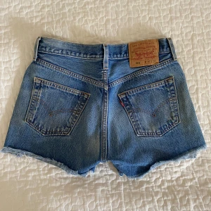 Levi’s shorts - Jeansshorts från Levis i fint skick. Midjemått 35 cm, längd 32 cm