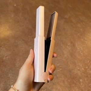 Trådlös plattång  - trådlös plattång från wireless uf, säljer då jag inte använder den. Använd ca 3 gånger, väldigt bra skick. Köpte för 299, säljer för 199💕