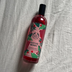 The body shop mist  - Mist med skimmer. Använd fåtal gånger så nästan hela flaskan kvar. Söt fruktig doft. 💕