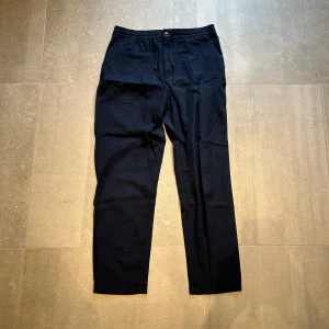 Linnebyxor från selected homme - Marinblå linnebyxor från selected homme. Använda enstaka gånger, mycket bra skick! Hör av dig vid frågor eller funderingar!