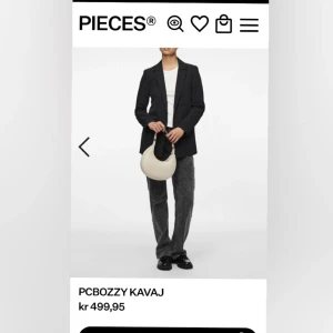 Kavaj - Säljer min kavaj från pieces, helt nyskick använd 2 gånger! Nypris 499☺️