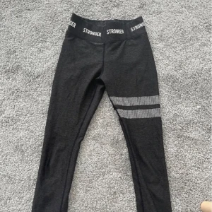 STRONGER TIGHTS - Svarta stronger tights i jättefint skick som tyvärr är för små. Nypris: 700 kr. Säljer de för 150 kr!🩷