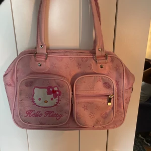Hello Kitty handväska🎀 - Handväska med Hello Kitty motiv, köpt på Plick och i andvänt men ganska bra skick🎀fickor på båda sidor