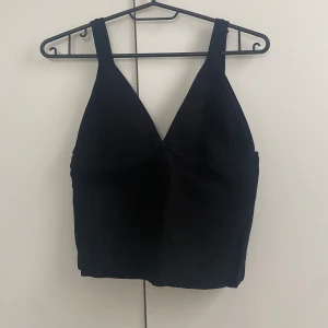 Stickat linne - Stickat linne från Chiquelle. Använt endast en gång. Gillar tyvärr inte hur det sitter på mig, därav denna annons:) Priset är diskuterbart vid snabb affär💕 Har även ett gult likadant uppe