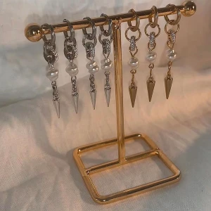 Örhängen  - FAVORITERNA TILLBAKS. Köp för 99kr/st  Eller  185kr/par  Modell 095