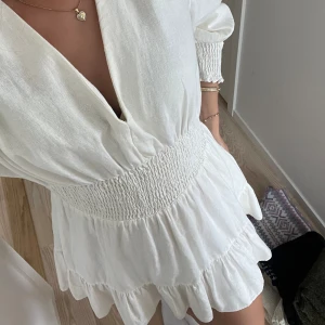 Vit klänning - Världens sötaste sommarklänning! Perfekt till midsommar🌸☀️Materialet är någon sorts linneblandning i gräddvitt!! Storlek S och perfekt skick, endast använd ett fåtal gånger