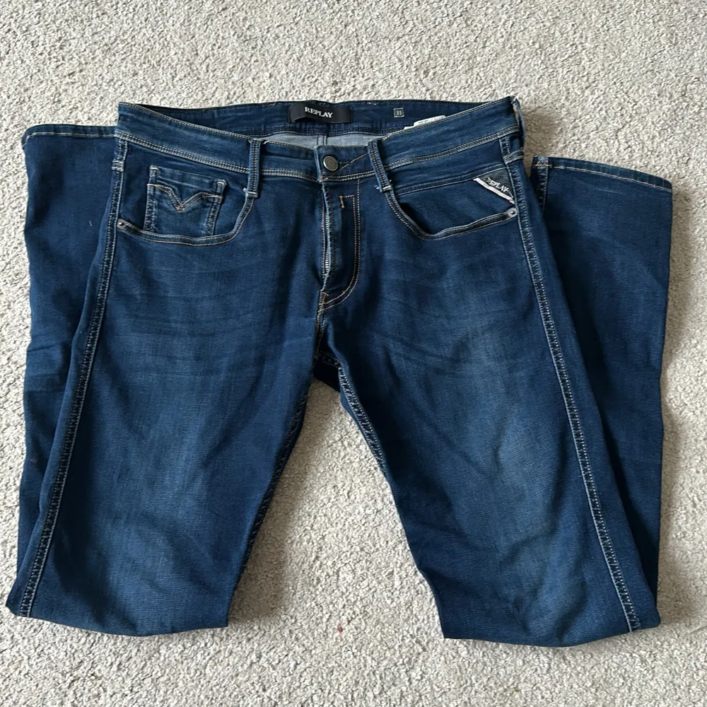 hej jag säljer nu mina riktigt snygga replay jeans nästan oanvända. modelle anbass och storlek 31/34 men passar mindre. om frågor eller bilder hör av dig i dm!. Jeans & Byxor.