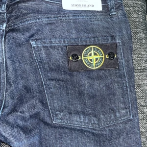 Stone island jeans 31/32 - Säljer dessa Stone island jeans som jag sytt upp från 31/34 till 31/32 för dem var för långa för mig säljer dessa nu för att dom är för små i midjan, hör gärna av er vid frågor det är nyskick på byxorna! Mvh Leo