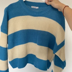 Randig Stickad Tröja - En randig blå/vit stickad tröja från Stradivarius som tyvärr är för liten för mig! Superfin!