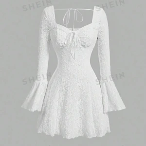 Studentklänning - Säljer nu av mina studentklänningar då jag hittade en jag älskade och sparar. Helt oanvänd, fläckfri och kvar i påsen med tagg på. Otroligt bra passform och skönt material, väldigt smickrande. PM för frågor eller fler bilder! Egna kan självklart fixa