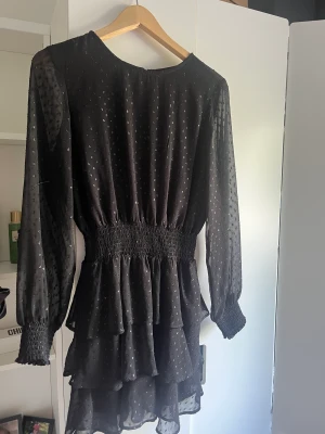 Volangklänning - Superfin volangklänning med lite glitter detaljer, perfekt till middagar eller nyår!🍾