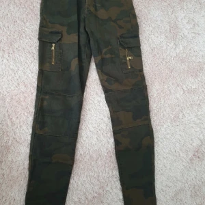 Bershka militär mönster militärbyxor - Vill bli av med byxorna, därav billiga