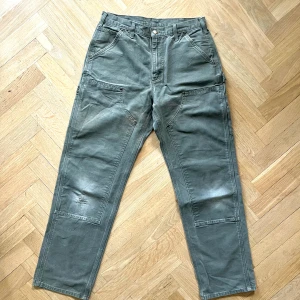 Vintage Carhartt worker pants - Snygga khaki Carhartt worker pants i storlek W32/L34. Använda men i bra skick. Tveka inte att skriva ifall du undrar nått!
