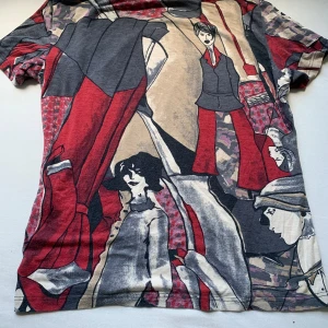 Fin t-shirt💕 - Fin mönstrad t-shirt. Säljer pga kommer inte till användning. Axelbred: 39cm. Längd: 58cm. Det står ingen storlek men passar mig som har xs/s