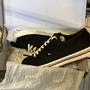Tommy Hilfiger skor - Hej, jag Säljer mina helt oanvända Tommy Hilfiger skor eftersom de tyvärr är för stora för mig. Skorna är i storlek 42 och har aldrig använts, vilket innebär att de är i perfekt nyskick. De kommer i packet. Priset kan diskuteras!!