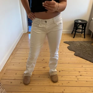 Vita jeans - Vita jeans från esprit! Säljer för att dem tyvärr är lite för stora för mig😊